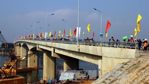 The Dong Quang Bridge spanning the Da River (photo: VNA)