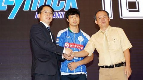 President of Mito Hollyhock FC Numata Kunio, striker Cong Phuong and President of Hoang Anh Gia Lai FC Doan Nguyen Duc at the signing ceremony. (Credit: bongdaplus.vn)