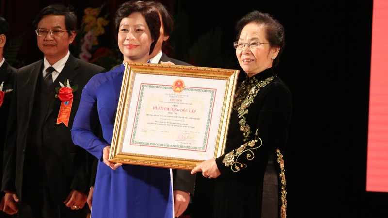 Vice President Nguyen Thi Doan presents the Independence Order, second class to the Hanoi-Amsterdam High School for the Gifted 