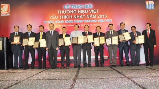 The organising board presents awards ‘the top Vietnamese brand names in 2015’(Credit: sggp.org.vn)