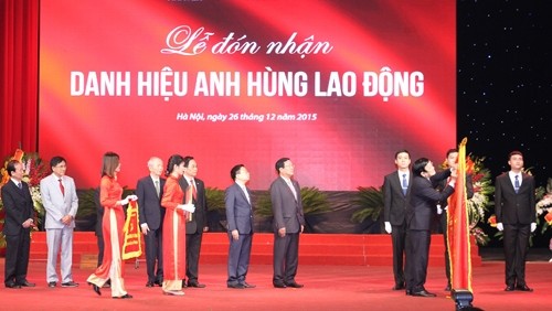 President Truong Tan Sang presents Labour Hero title to Vinatex. (Credit: VGP)