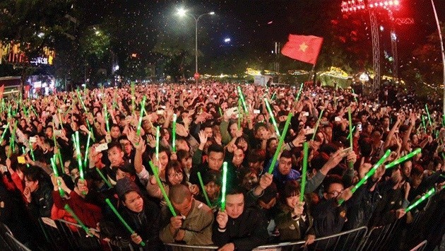 Outdoor stages around Hoan Kiem Lake in Hanoi attract thousands of people on New Year's Eve (Photo: NDO)