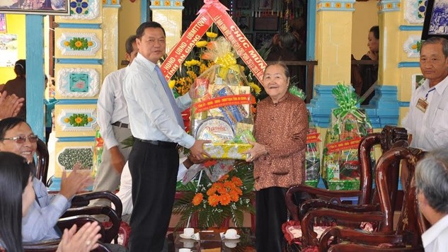 An Giang leaders present gifts to the Central Executive Committee of Hoa Hao Buddhism.