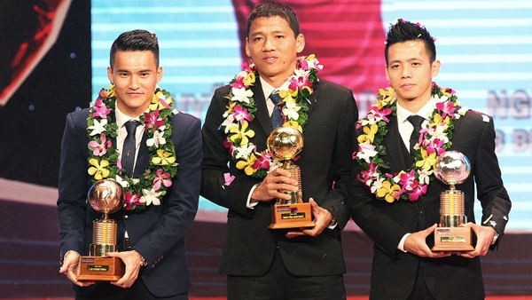 Becamex Binh Duong striker Nguyen Anh Duc (centre) wins the 2015 Vietnamese Golden Ball. (Credit: sggp.org.vn)