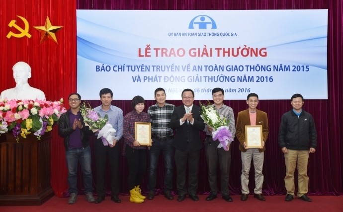 First prize winners of the 2015 writing contest on traffic safety honoured at the ceremony (Photo: atgt.vn)