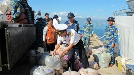 Transporting goods from the mainland to soldiers on Truong Sa Islands. (Photo: qdnd.vn)