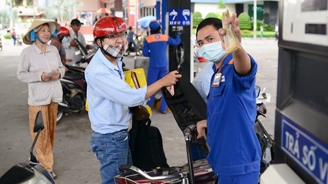 The retail price of RON 92 petrol was cut by VND373 per litre as of 3pm January 4. 