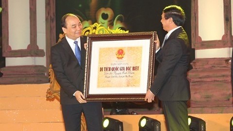 Deputy PM Nguyen Xuan Phuc presents the PM’s certificate recognising the Trang Trinh temple as a special national heritage site to Hai Phong city.
