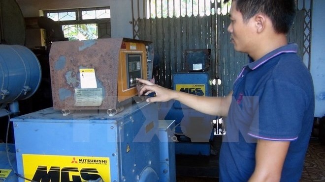 A worker turns on a diesel generator on Cu Lao Cham Island. (Credit: VNA)