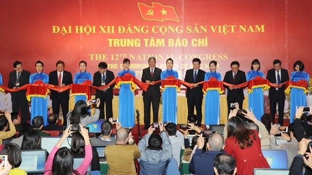 Delegates cut the ribbon to open the press centre for the 12th National Party Congress. (Credit: NDO)