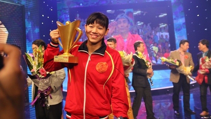 Swimmer Nguyen Thi Anh Vien wins the 'Best Female Athlete' category of the 2015 Victory Cup Awards. (Credit: thethao24.tv)