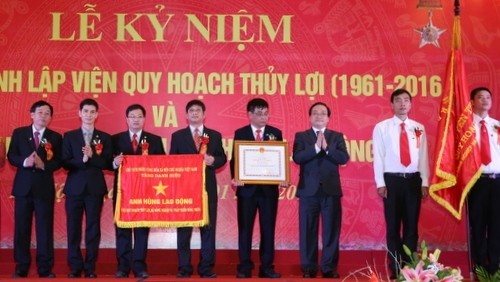 Deputy PM Hoang Trung Hai awards the Labour Order to IWRP’s individuals for their outstanding achievements in the recent years. (Credit: baochinhphu.vn)
