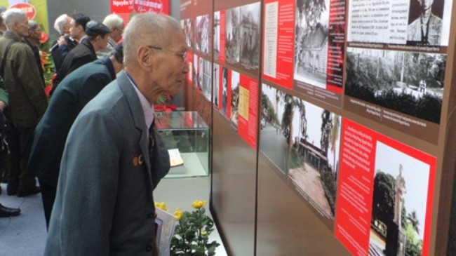 Revolutionaries who were jailed at the Hoa Lo Prison visiting the exhibition (Credit: VOV)
