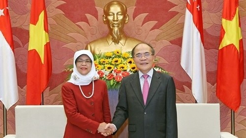 NA Chairman Nguyen Sinh Hung received Speaker of House of Singapore Halimah Yacob in April, 2015. (Credit: VNA)