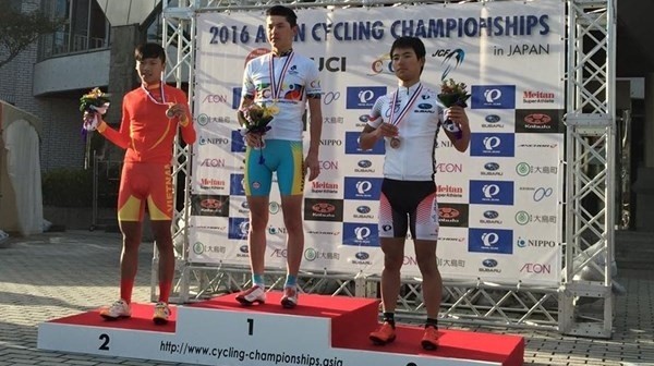 Phan Hoang Thai (left) wins a silver medal for Vietnam. (Photo: tuoitre.vn)