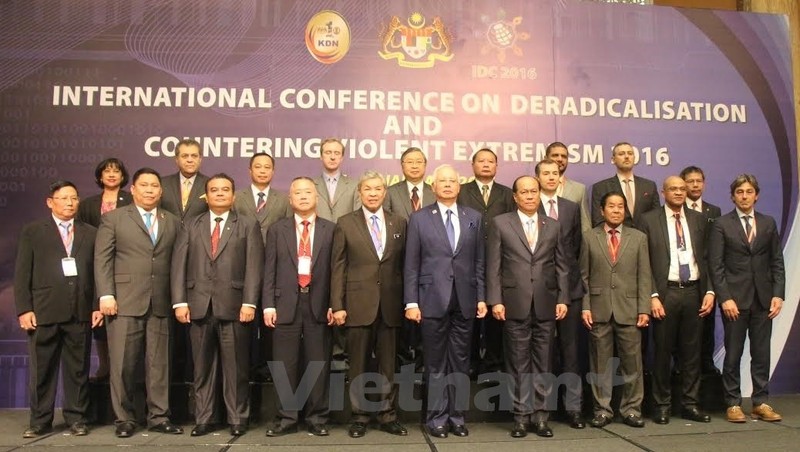 Heads of the delegation to the conference and Malaysian PM Najib Razak pose for photo (Photo: VNA)