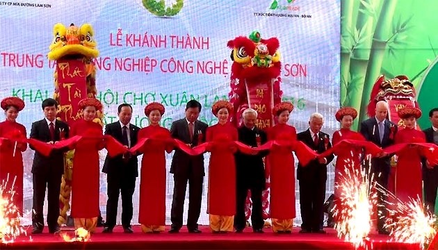 The cutting ribbon ceremony to inaugurate Lam Son high-tech agricultural centre (Credit: NDO)