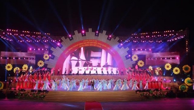 Gala performance salutes 12th National Party Congress’s success