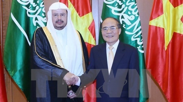 NA Chairman Nguyen Sinh Hung (right) welcomes Speaker of the Consultative Assembly of Saudi Arabia Abdullah Bin Mohammed Bin Ibrahim Al-Sheikh. (Credit: VNA)