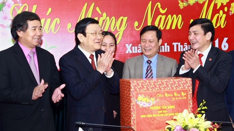 President Truong Tan Sang presents Tet gifts to leaders and staff members of the Party Committee of the Centrally-run Business (Photo: VNA)