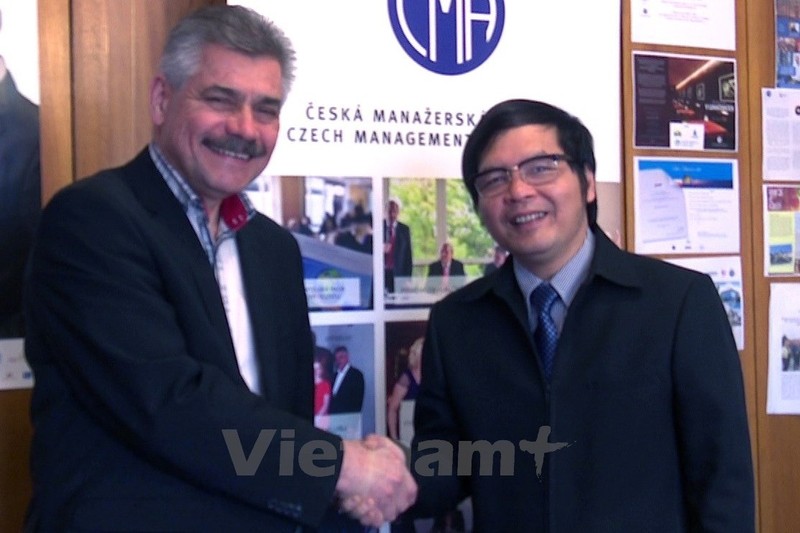 VASME Vice President To Hoai Nam (R) and CMA President Ivo Gajdos (Photo: VNA)