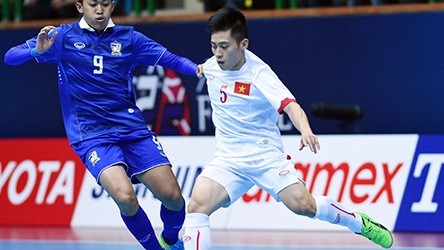 Vietnamese players could not prevent Suphawut Thueanklang (number 9) from scoring a hat-trick for Thailand. (Credit: dantri.com.vn)