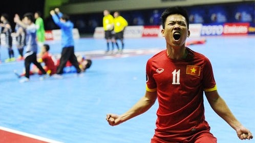 Vietnamese players burst out in happiness after creating a seismic shock at the 2016 AFC Futsal Championship. (Photo: vnexpress.net)