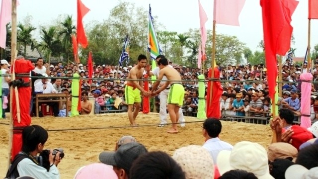 The Sinh Village traditional wrestling festival opens in the early morning of the first lunar month’s 10th day (February 17).