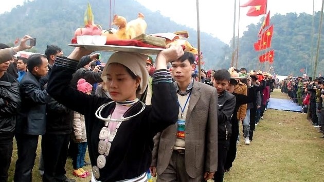 Local people offer specialties to gods at Long Tong festival. 