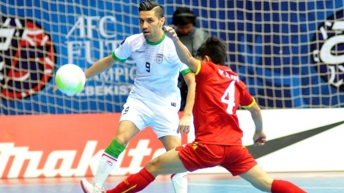 Iran (white) crushed Vietnam in the second semi-final match of the AFC Futsal Championship (Photo: Asian Football Confederation)