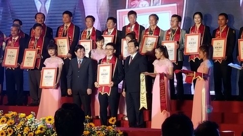 President Truong Tan Sang (fourth from left, first row) presents Vietnamese High-Quality Goods awards (Photo: daidoanket.vn)
