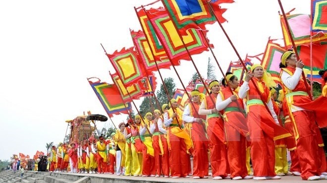 A palanquin procession takes place from the Kinh Duong Vuong temple to the tomb complex (Photo: VNA)