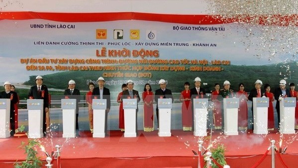 Deputy PM Nguyen Xuan Phuc and other delegates press buttons to launch the project connecting the Noi Bai – Lao Cai expressway with Sapa. (Credit: VNA)