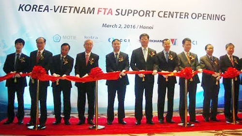 Delegates cut the ribbon to launch the Korea-Vietnam FTA Support Centre in Ha Noi on March 2. (Credit: hanoimoi.com.vn)