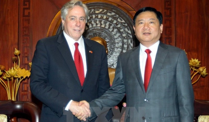 Secretary of Ho Chi Minh City's Party Committee Dinh La Thang (R) welcomes senior advisor to the US Secretary of State David Thorne (Photo: VNA)