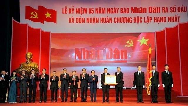 Politburo member and permanent member of the Party Central Committee's Secretariat Dinh The Huynh (fourth from right) presents the first-class Independence Order to Nhan Dan newspaper’s staff on the celebration of its 65th anniversary on March 9. (Credit: NDO)