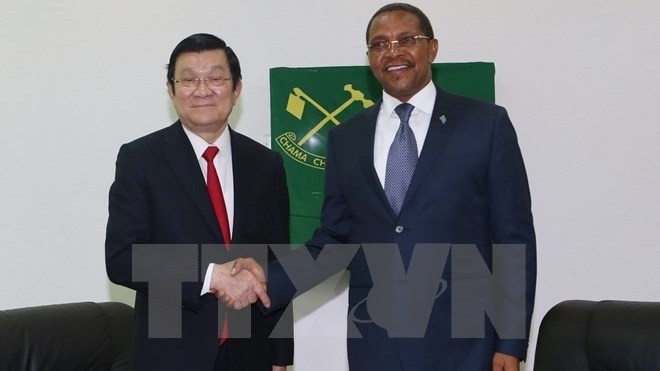 President Truong Tan Sang (left) with President of the Party of Revolution of Tanzania Jakaya Mrisho Kikwete (Credit: VNA)