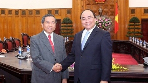 Deputy Prime Minister Nguyen Xuan Phuc and Lao Minister of Science and Technology Boviengkham Vongdara