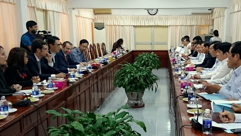 Can Tho authorities and the French delegation discuss plans for the 10th Conference on Vietnam-France’s Locality Co-operation in Can Tho city, March 14, 2016. (Credit: VNA)