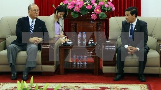 Chairman of the Binh Duong provincial People’s Committee Tran Thanh Liem (right) receives special advisor of the Japan-Vietnam Friendship Parliamentary Alliance Tsutomo Takebe. (Credit: VNA)