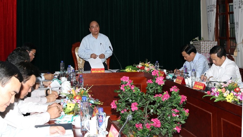 Politburo member Nguyen Xuan Phuc speaking at the meeting with local leaders (Credit: VGP)