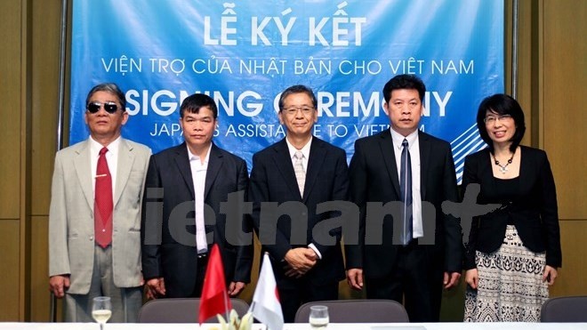 Japanese ambassador to Vietnam Hiroshi Fukada (middle) with delegates at the signing ceremony (Credit: Vietnam+)