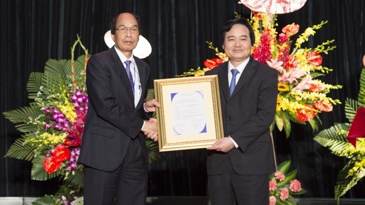 VNU Director Phung Xuan Nha (right) grants the certificate to Director of the Transport University Tran Dac Su