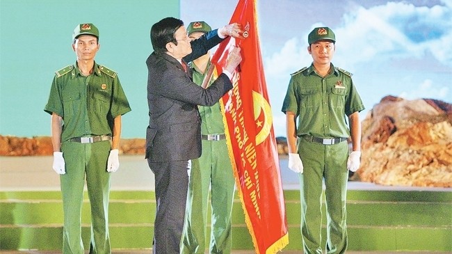 President Truong Tan Sang presents the Independence Order, third class, to the Ho Chi Minh City’s Youth Volunteer Force. (Credit: VNA)