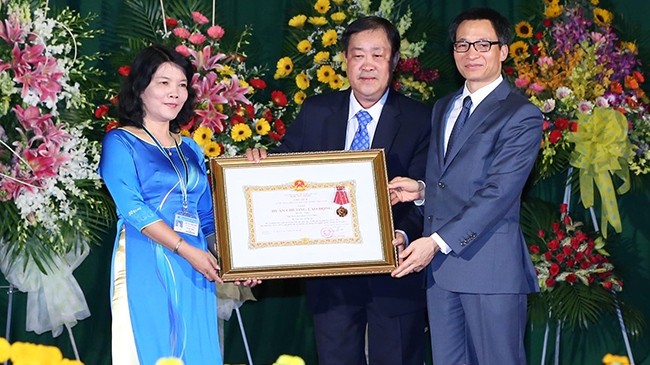 Deputy PM Vu Duc Dam (right) presents the Labour Order, first class to Can Tho University. (Credit: VGP)