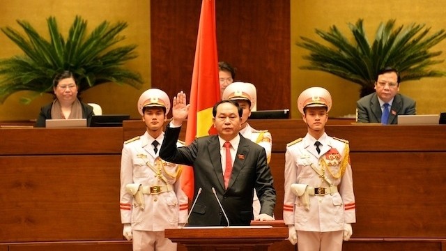 Newly-elected President Tran Dai Quang takes the oath of office (photo: Duy Linh)