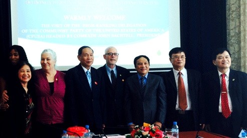 Communist Party USA John Bachtell (centre) and VAVA Chairman Nguyen Van Rinh (third from left) posed for a photo at a meeting in Hanoi on April 5. (Credit: hanoimoi.com.vn)
