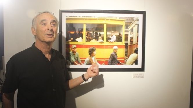 Journalist Michel Blanchard is introducing his photo on an electrical tram on Hang Dao Street in 1984. (Credit: tuoitre.vn)