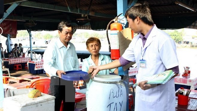Health workers popularise measures to prevent Zika virus (Photo: VNA)