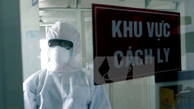A medical worker at the isolation ward for suspected Ebola cases at the Da Nang General Hospital in November 2014 (Photo: VNA)